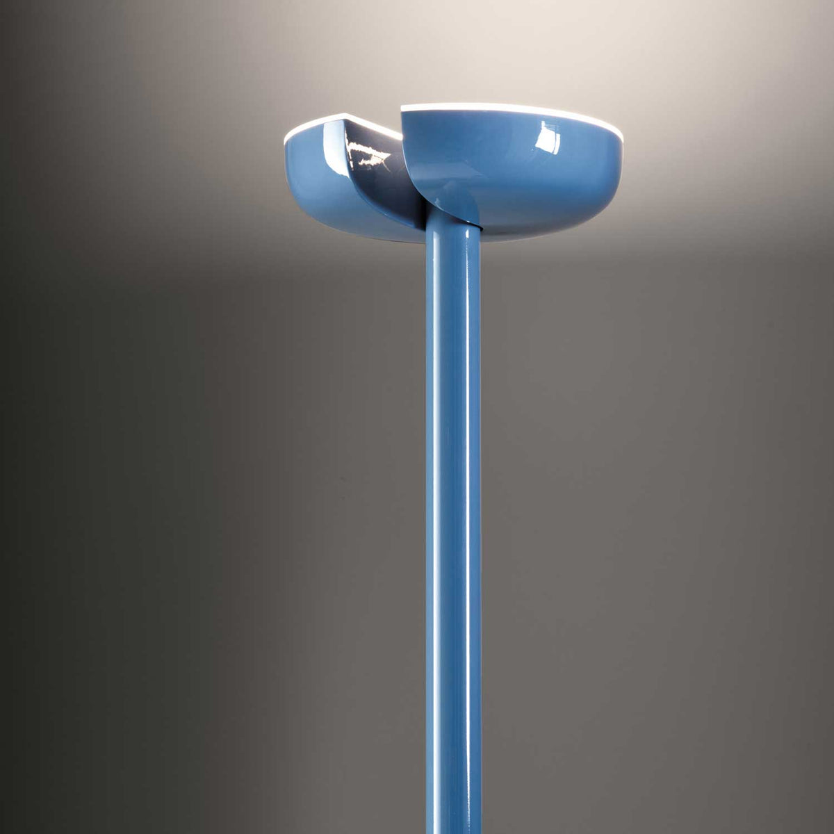 Cabriolette gulvlampe i lyseblå fra Martinelli Luce