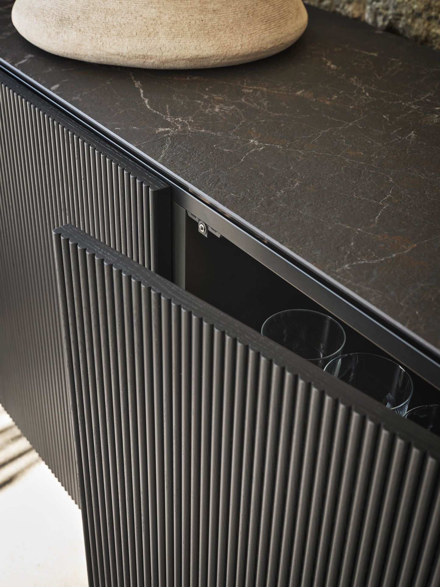 Vertical skjenk Sorte spilefronter 181/241 cm