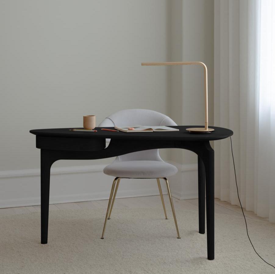 Duende, skrivebord i eik, mørk eik og sort, en del av kategorien skrivebord - At Home Interiør