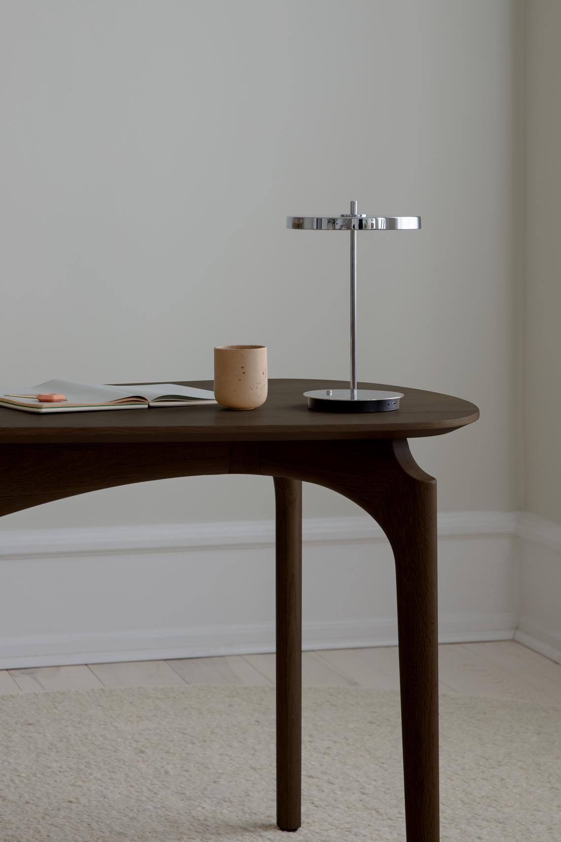 Duende, skrivebord i eik, mørk eik og sort, en del av kategorien skrivebord - At Home Interiør