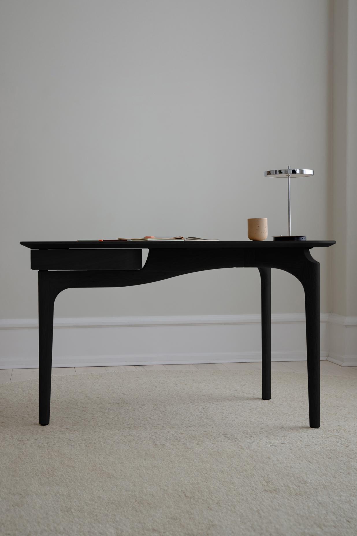 Duende, skrivebord i eik, mørk eik og sort, en del av kategorien skrivebord - At Home Interiør