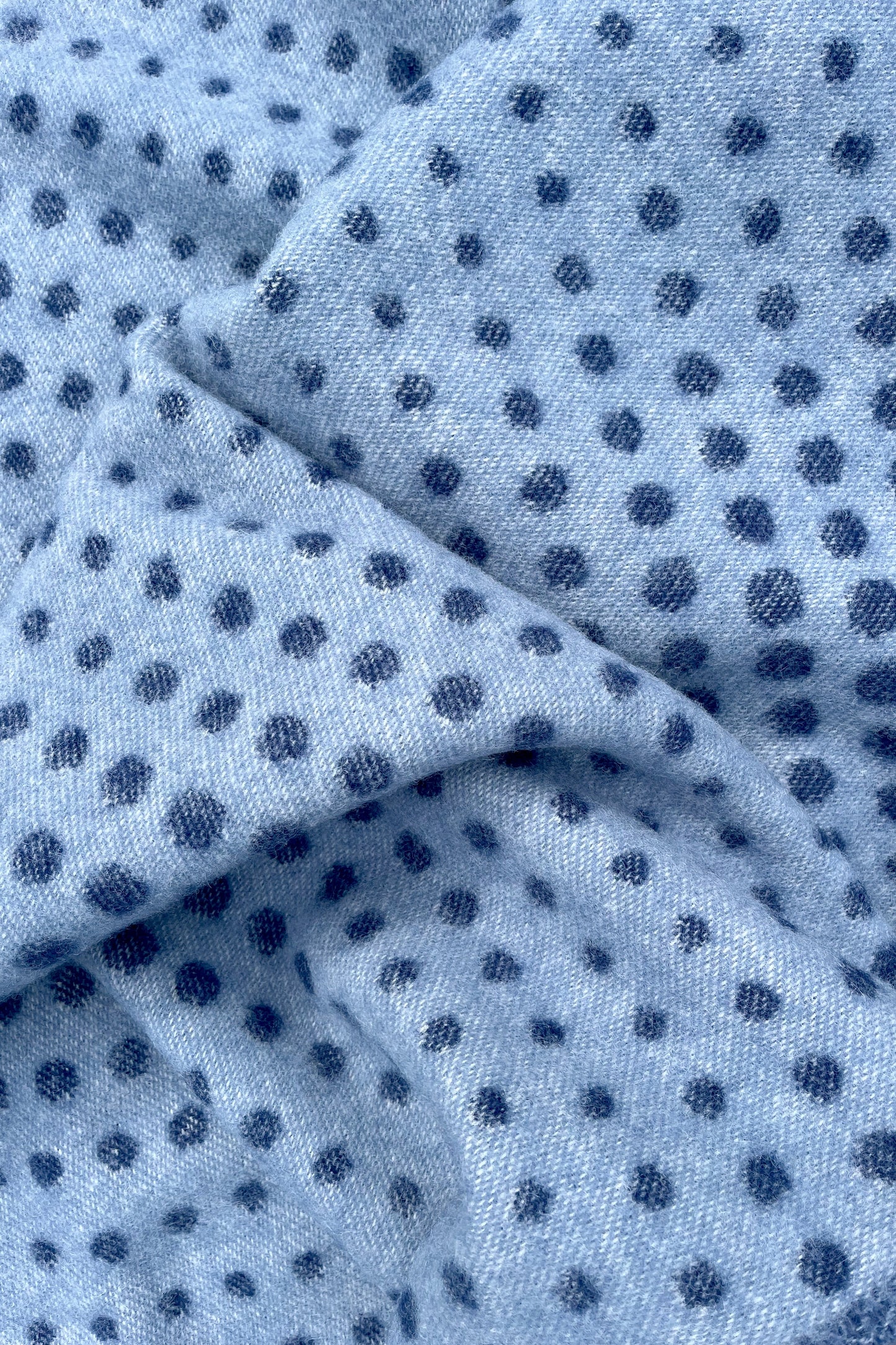 Moooi Blooming Seadragon Ullpledd_Denim Navy, en del av kategorien Pledd - At Home Interiør