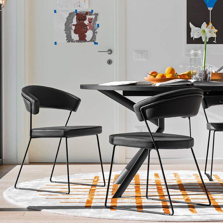 New York spisestol fra Calligaris i sort skinn og sort metallunderstel
