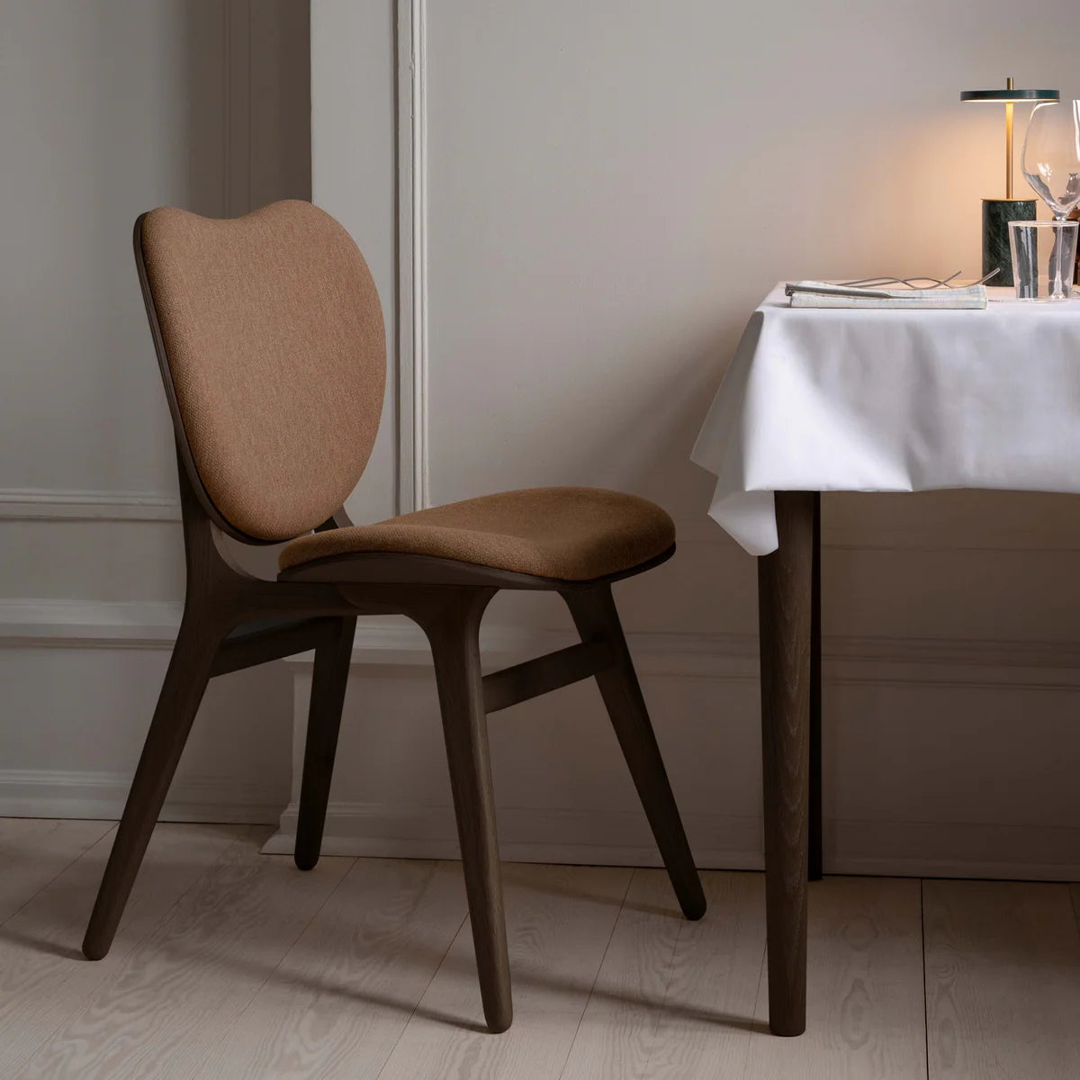 A Conversation Piece, spisestol