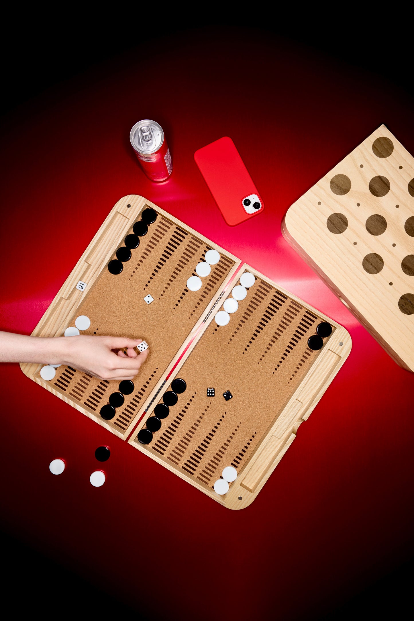 Umbra Blitz Backgammon sammenlagt i moderne tre- og korkdesign.