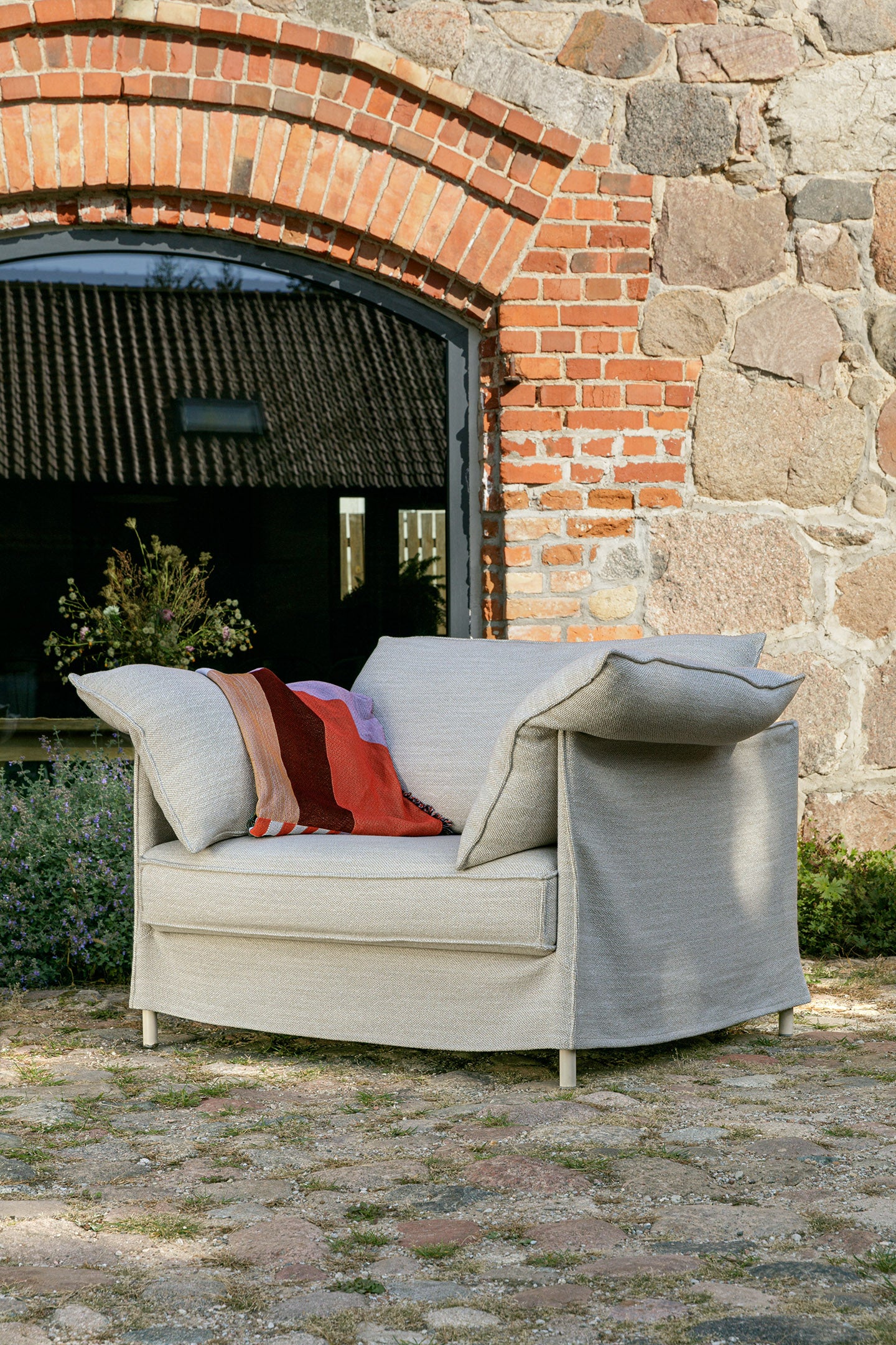 Lotus sofaserie – like fin ute som inne