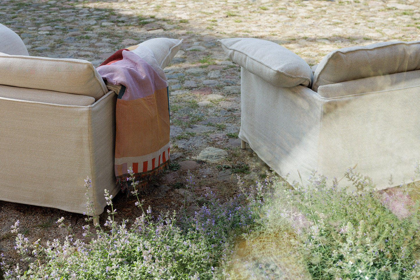 Lotus sofaserie – like fin ute som inne