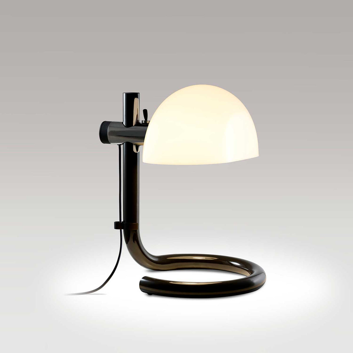 Lauro M bordlampe fra Marset i mørk brun og hvit i interiør