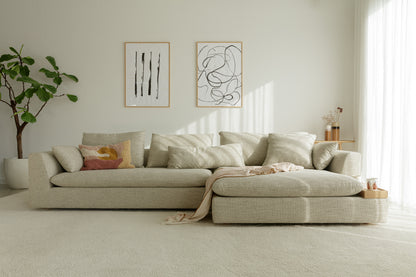 Milou modulsofa fra SiTs i moderne oppsett med chaiselong og seter i memoryfoam,  vist i lys grå tekstil