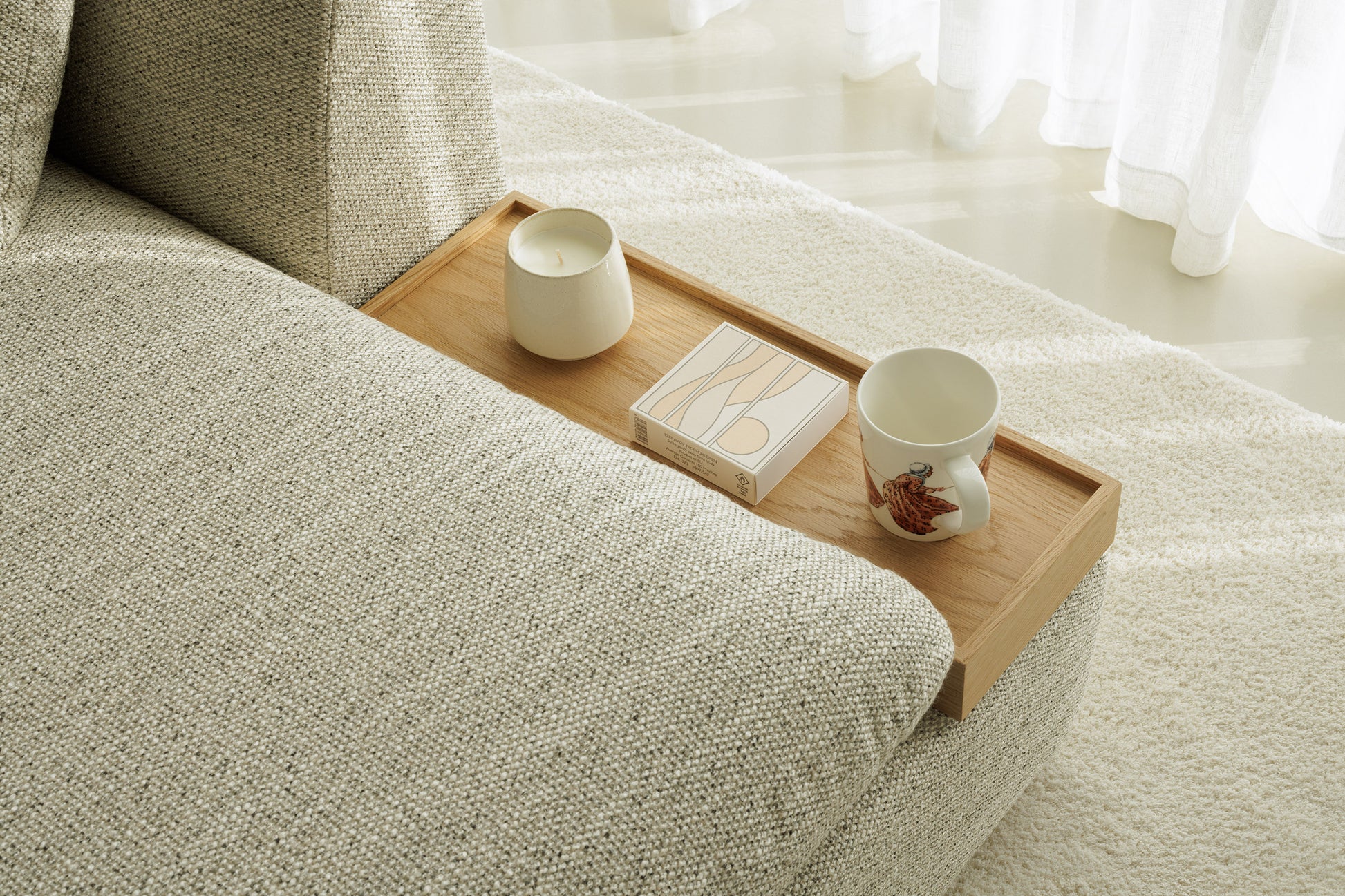  Detalj av signaturbrett i tre på Milou sofa – en eksklusiv designfunksjon