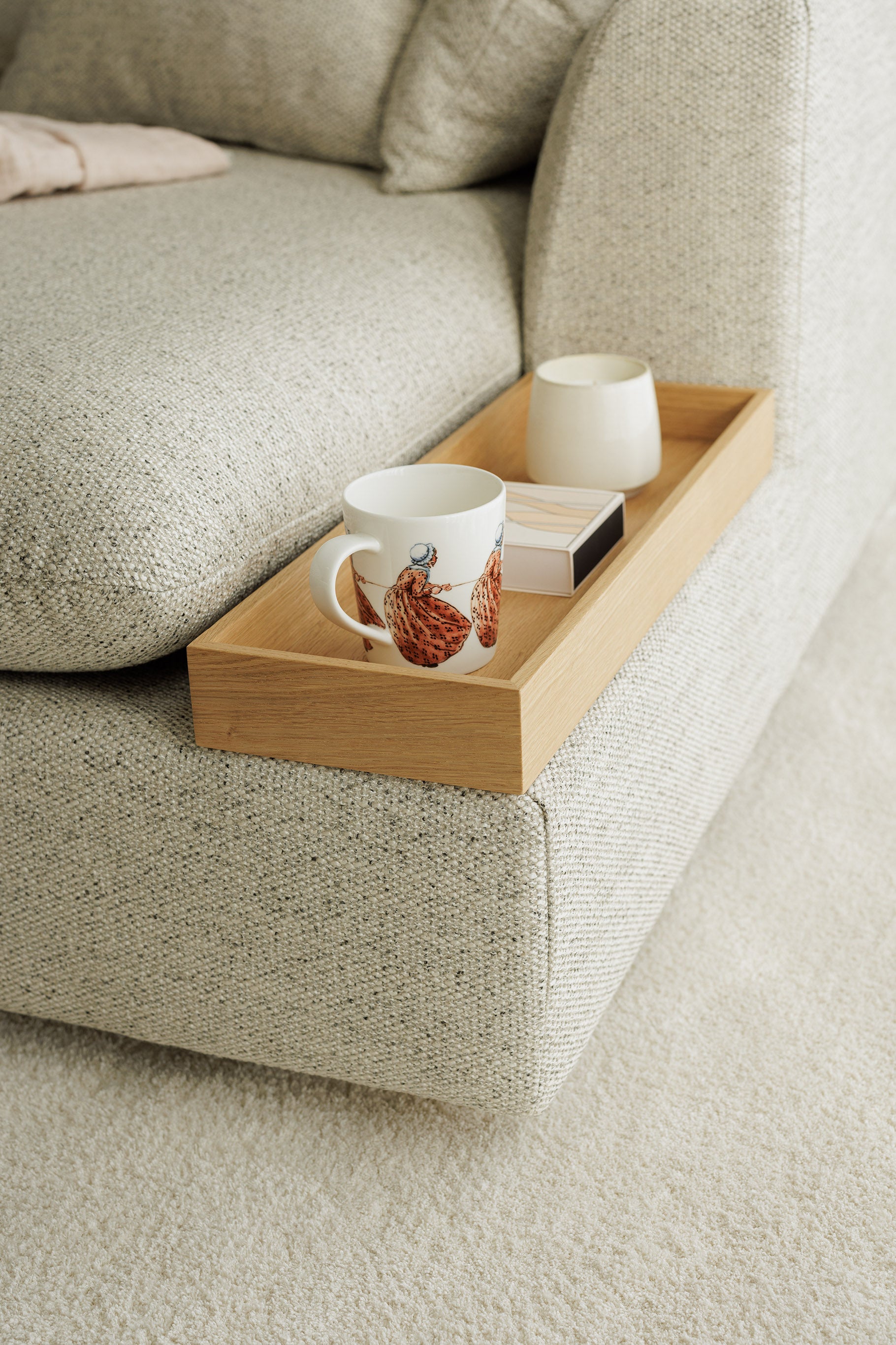  Detalj av signaturbrett i tre på Milou sofa – en eksklusiv designfunksjon