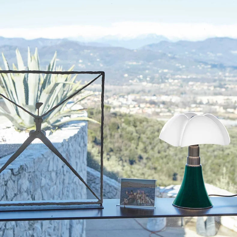 ikonisk bordlampe fra italienske martinelli luce, dette er mini pipistrello i Agave grønn fot