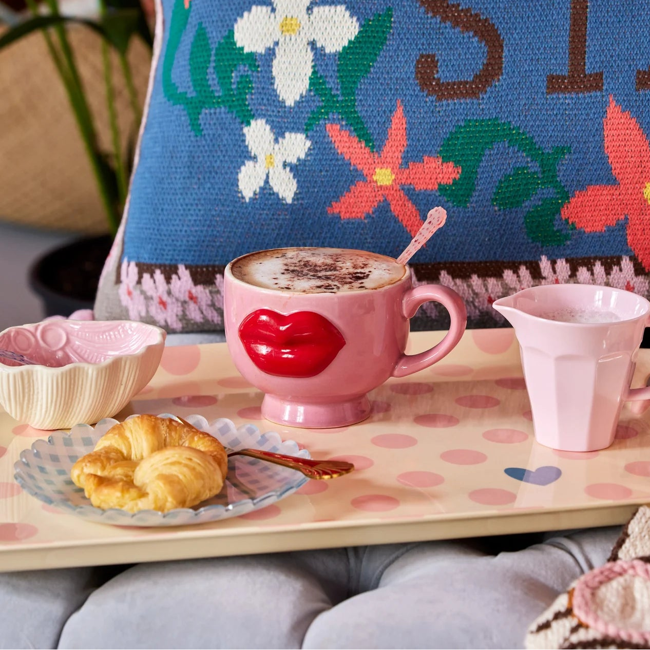 Rosa keramikkkopp med store røde lepper – fargerik designkopp perfekt som gave eller til kaffe og te