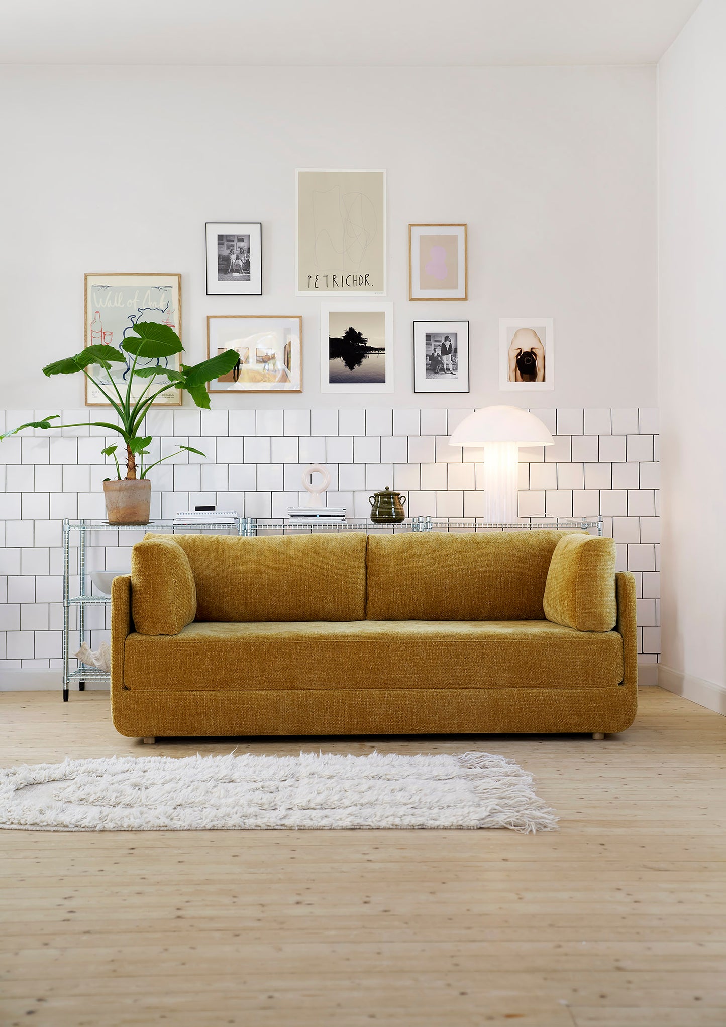 stina sovesofa med armleneputer i nydelig sennepsgult tekstil