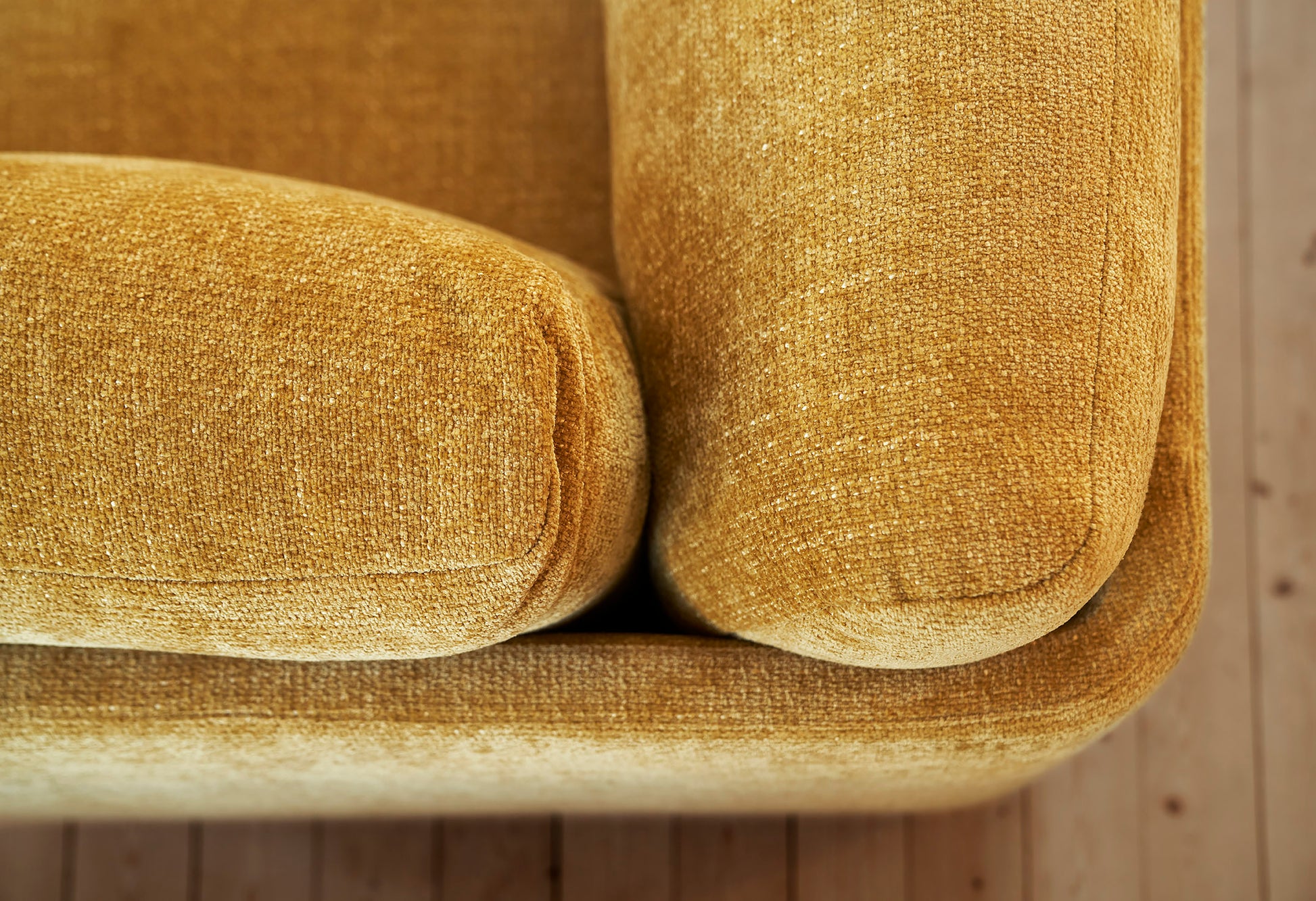 detalj bilde av stina sovesofa og armleneputen som kan bestilles som ekstra utstyr