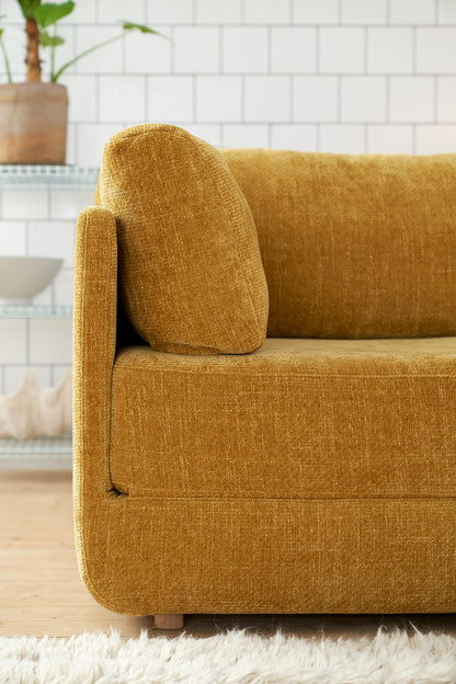 Detalj bilde av stina sovesofa med sine slanke armlener