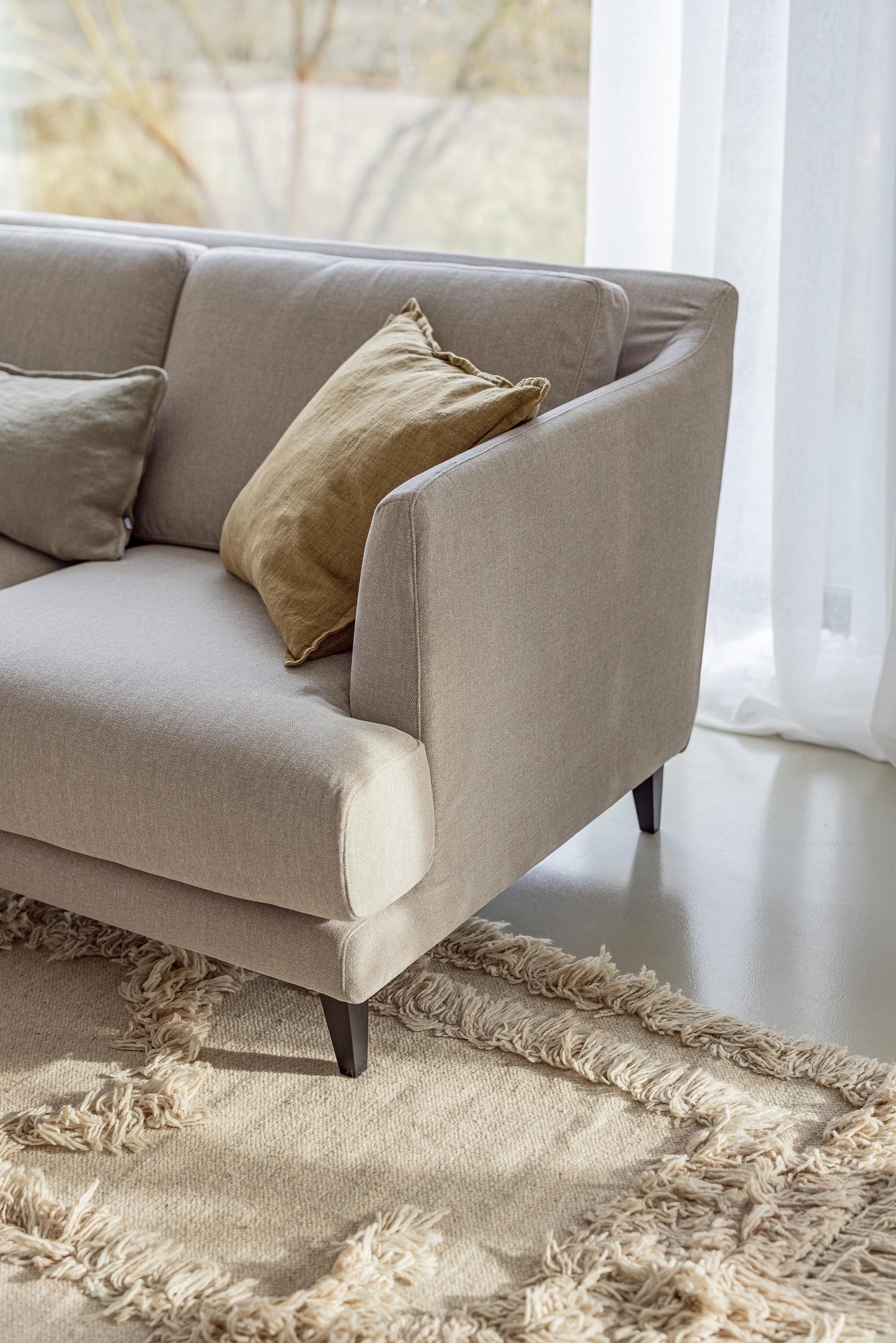 detalj bilde av sofaen Vera fra sits. Legg merke til den tilpassede seteputen og den svake buen på armlenet.