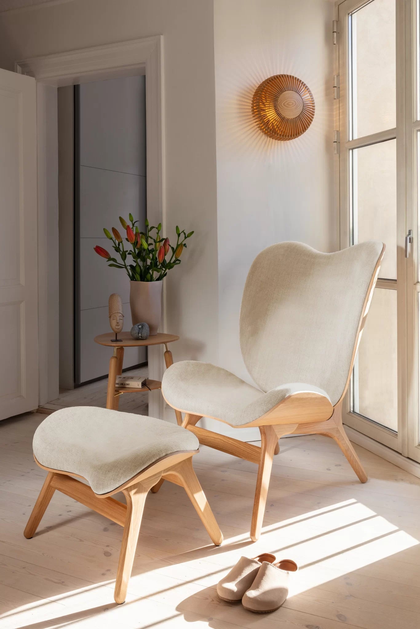 A Conversation Piece, stol og puff i teddy tekstil. Utstilling, en del av kategorien Lenestol - At Home Interiør