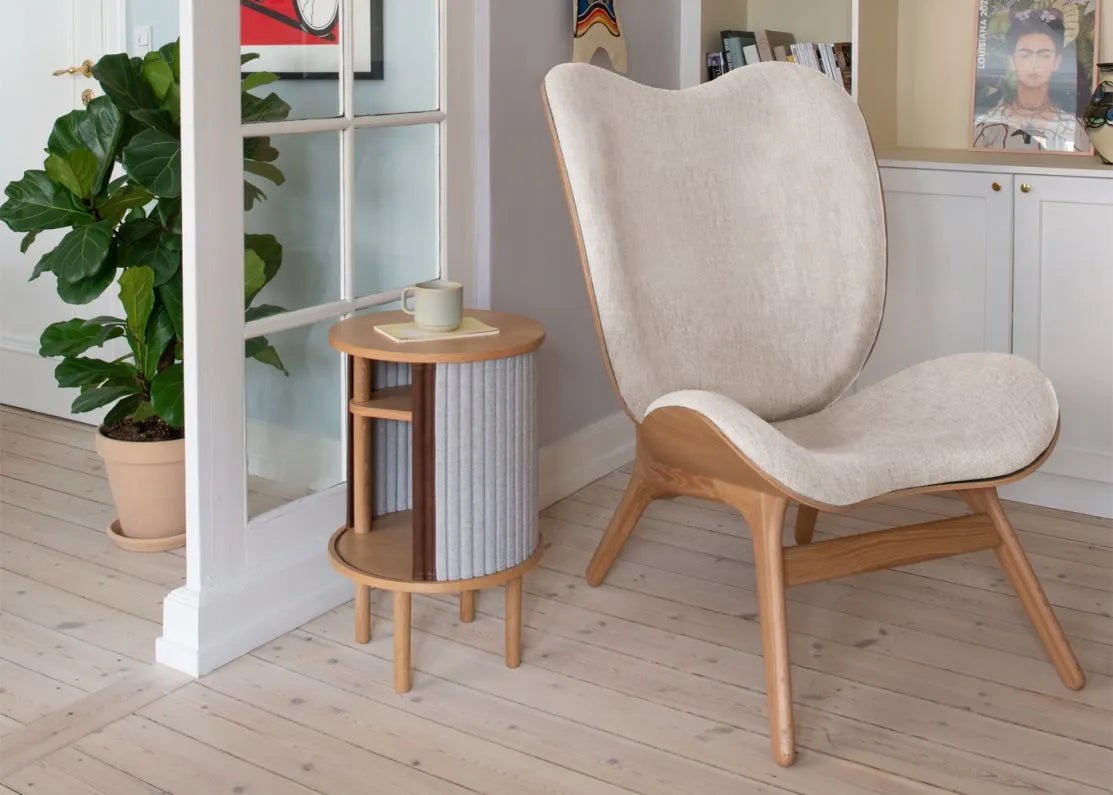 A Conversation Piece, stol og puff i teddy tekstil. Utstilling, en del av kategorien Lenestol - At Home Interiør