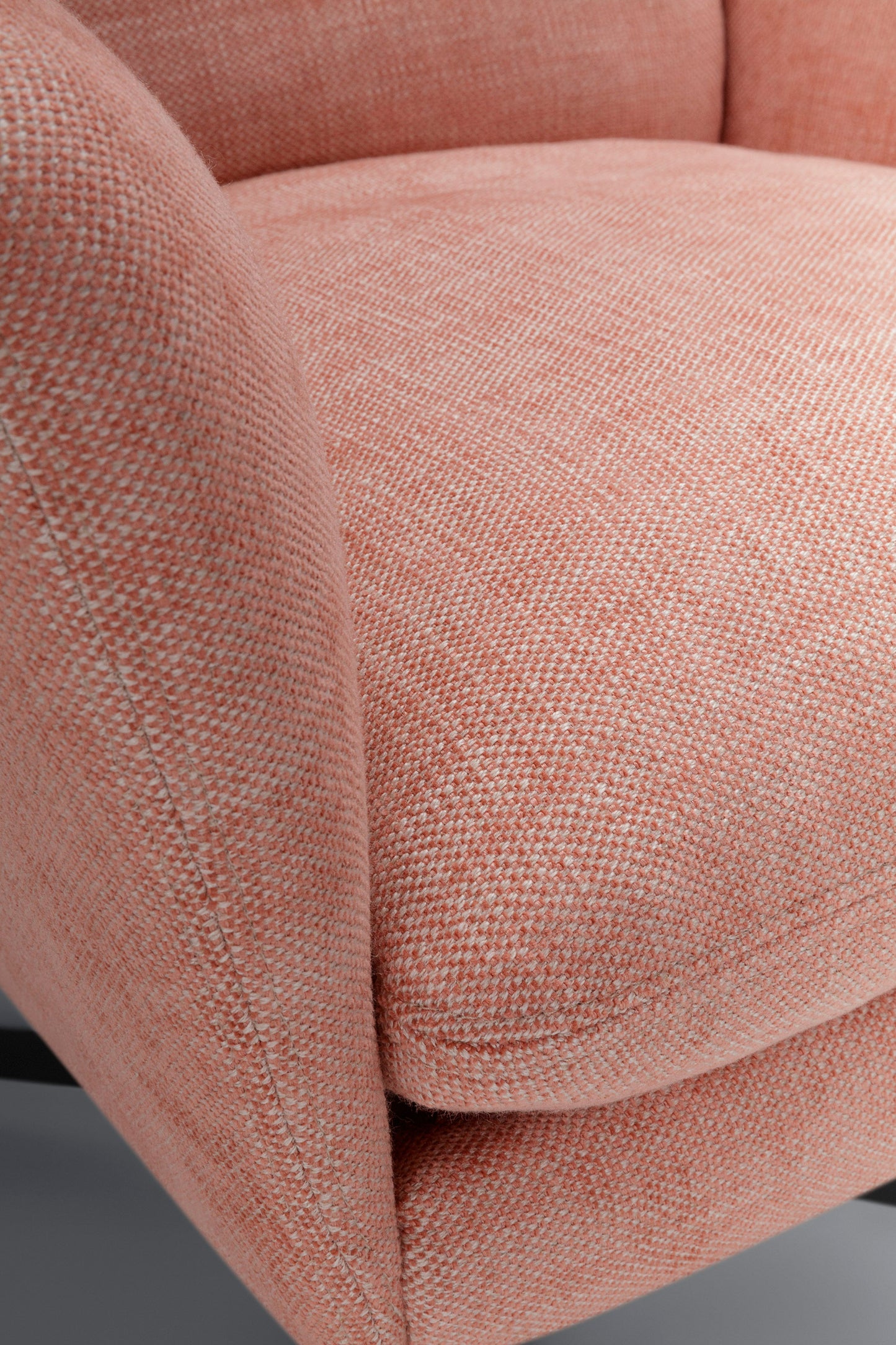 Amy lenestol med dreiefot – komfortabel og nett loungestol i valgfritt tekstil, en del av kategorien Lenestol - At Home Interiør