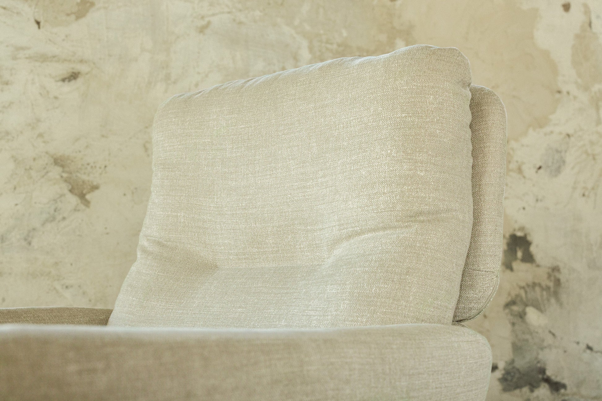 Amy lenestol med dreiefot – komfortabel og nett loungestol i valgfritt tekstil, en del av kategorien Lenestol - At Home Interiør