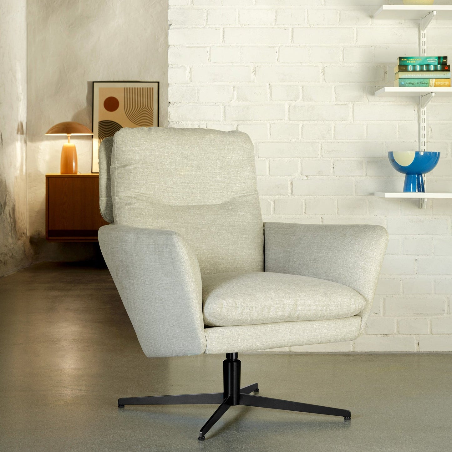 Amy lenestol med dreiefot – komfortabel og nett loungestol i valgfritt tekstil, en del av kategorien Lenestol - At Home Interiør