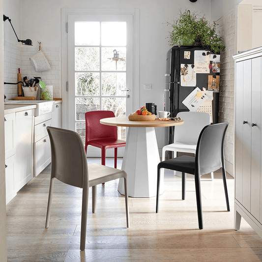 Bayo spisestol – lett, solid og perfekt ute som inne – @HOME Interiør Oslo