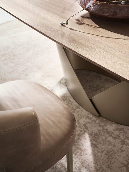 Calla spisebord – heltre eik med metallfot, 2 størrelser, en del av kategorien Spisebord - At Home Interiør