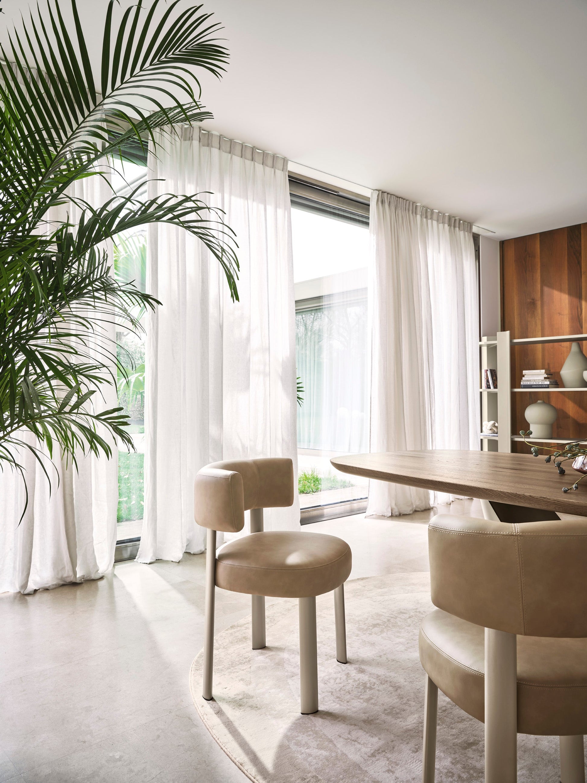 Calla spisebord – heltre eik med metallfot, 2 størrelser, en del av kategorien Spisebord - At Home Interiør