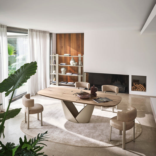 Calla spisebord – heltre eik med metallfot, 2 størrelser, en del av kategorien Spisebord - At Home Interiør