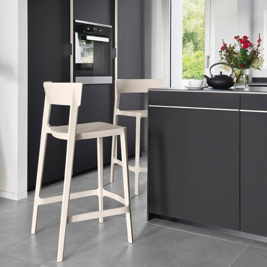 Barstol i støpt poltpropylene, likefin inne som ute