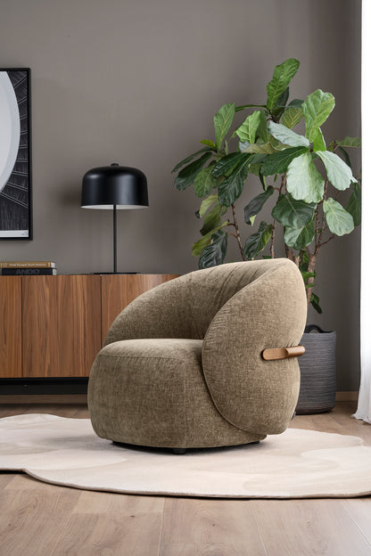 Oleandro CS3471 loungestol i tekstil med tredetalj – @HOME Interiør Oslo