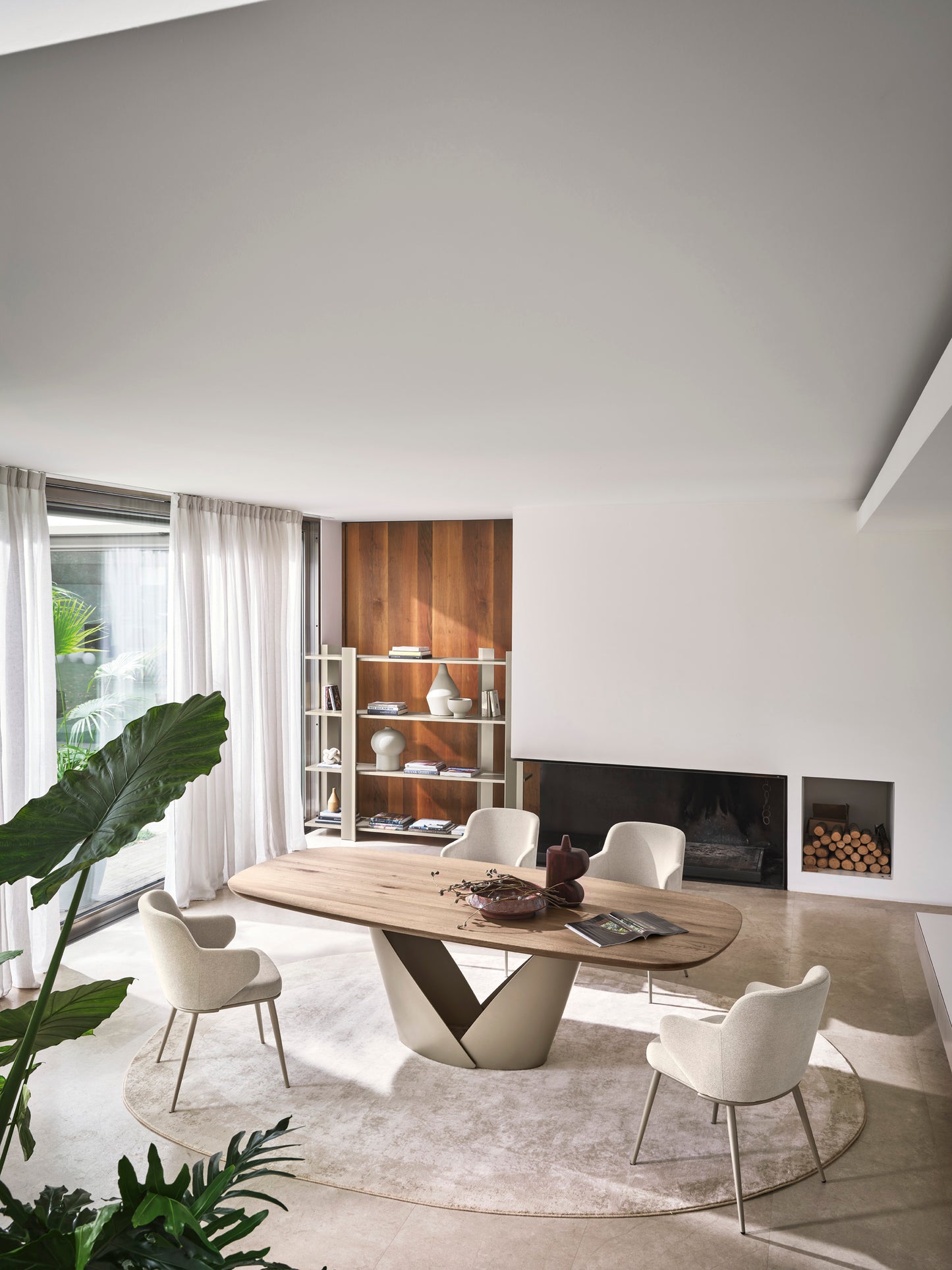 Calla spisebord – heltre eik med metallfot, 2 størrelser