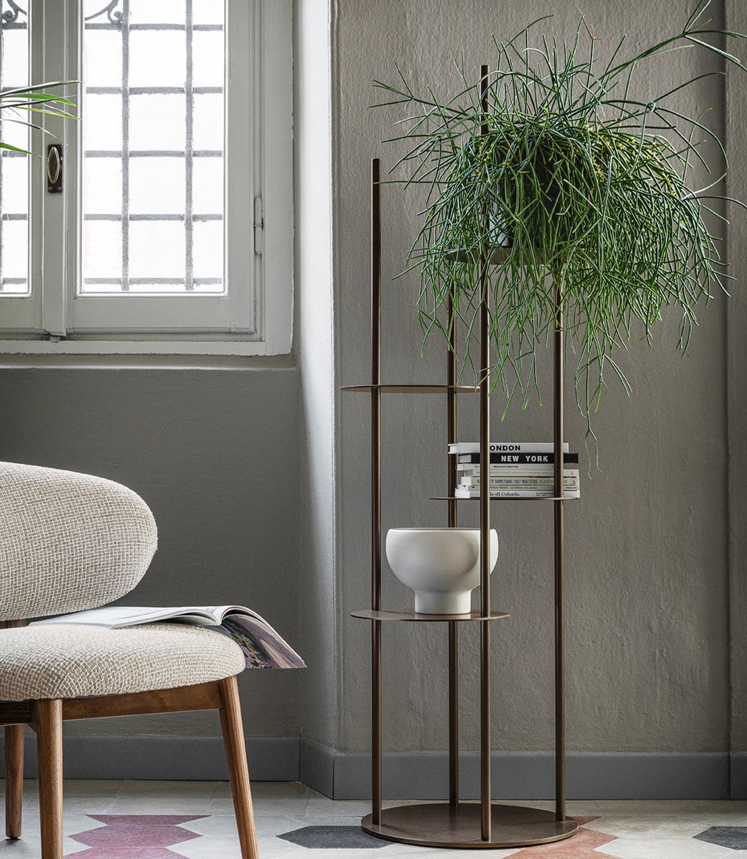 Circles hylle i pulverlakkert metal, perfekt for dine flotteste ting og planter. en showcase av en hylle