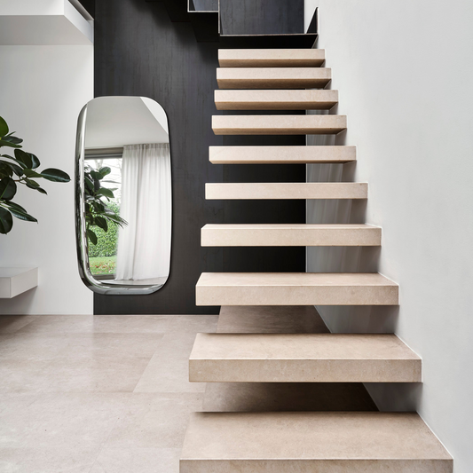 Veggspeil fra Calligaris i klart speilglass med buet detalj