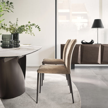 Fay spisestuestol med metallben, flexibel rygg. Nyhet, en del av kategorien spisestuestol - At Home Interiør