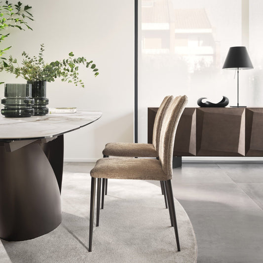 Fay spisestuestol med metallben, flexibel rygg. Nyhet, en del av kategorien spisestuestol - At Home Interiør