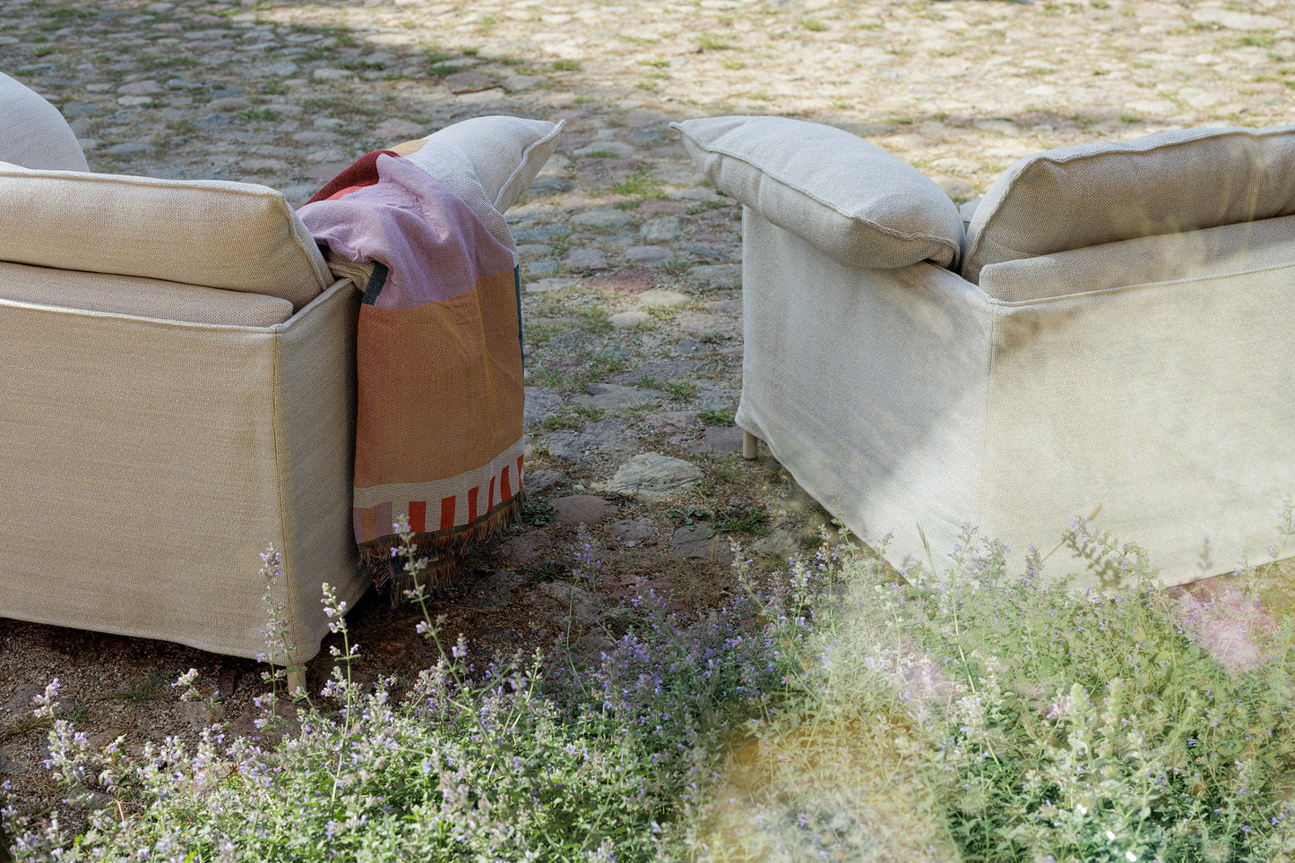 Lotus sofaserie – like fin ute som inne, en del av kategorien utendørs - At Home Interiør