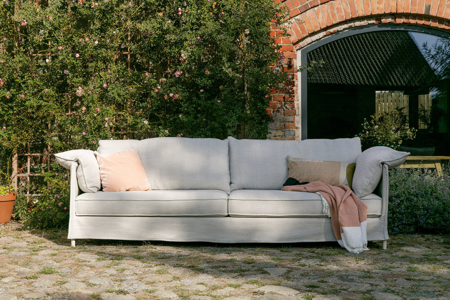 Lotus sofaserie – like fin ute som inne, en del av kategorien utendørs - At Home Interiør