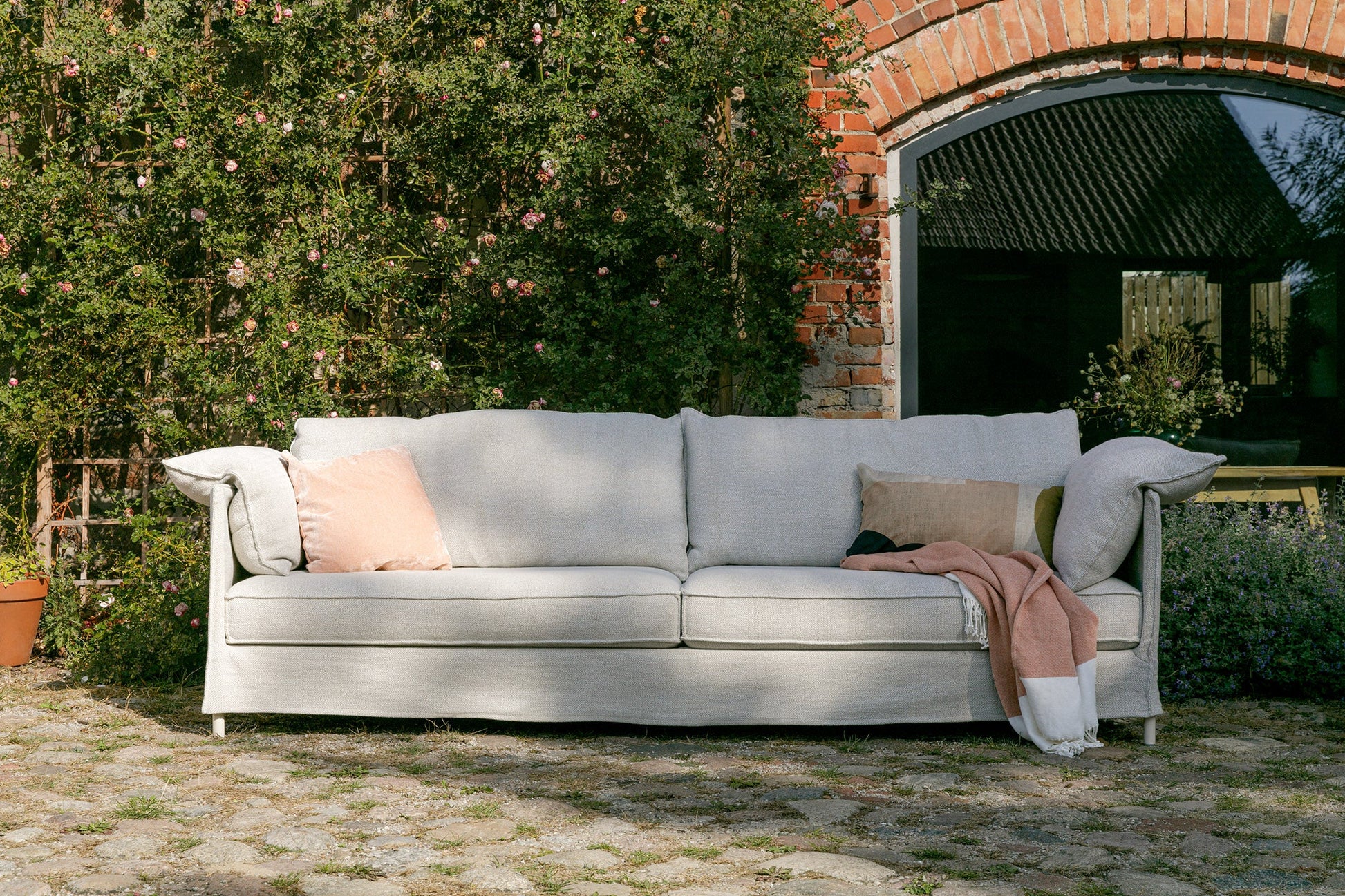 Lotus sofaserie – like fin ute som inne, en del av kategorien utendørs - At Home Interiør