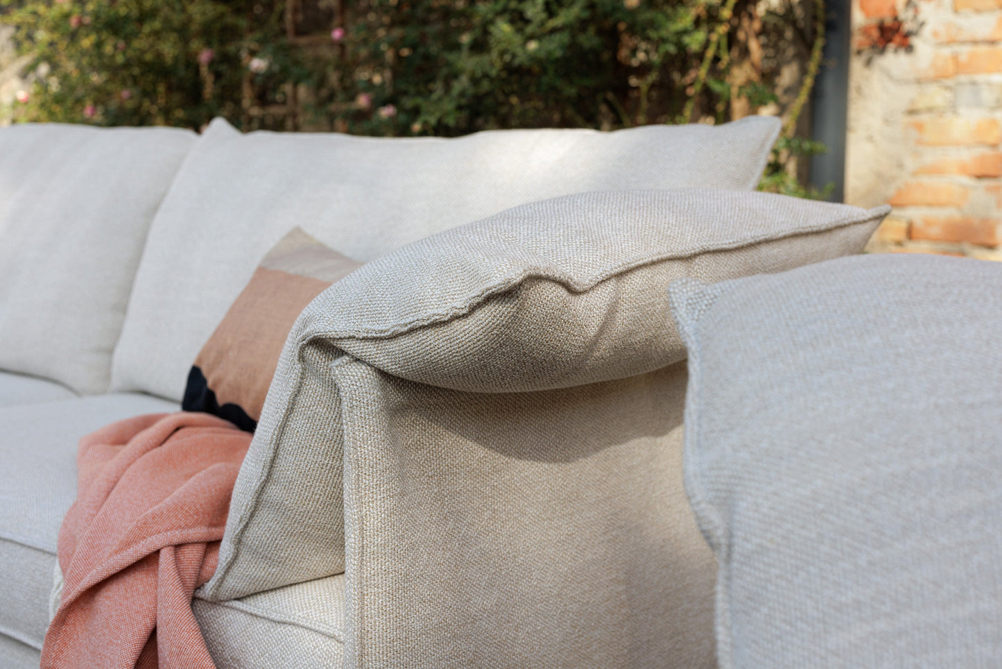 Lotus sofaserie – like fin ute som inne, en del av kategorien utendørs - At Home Interiør