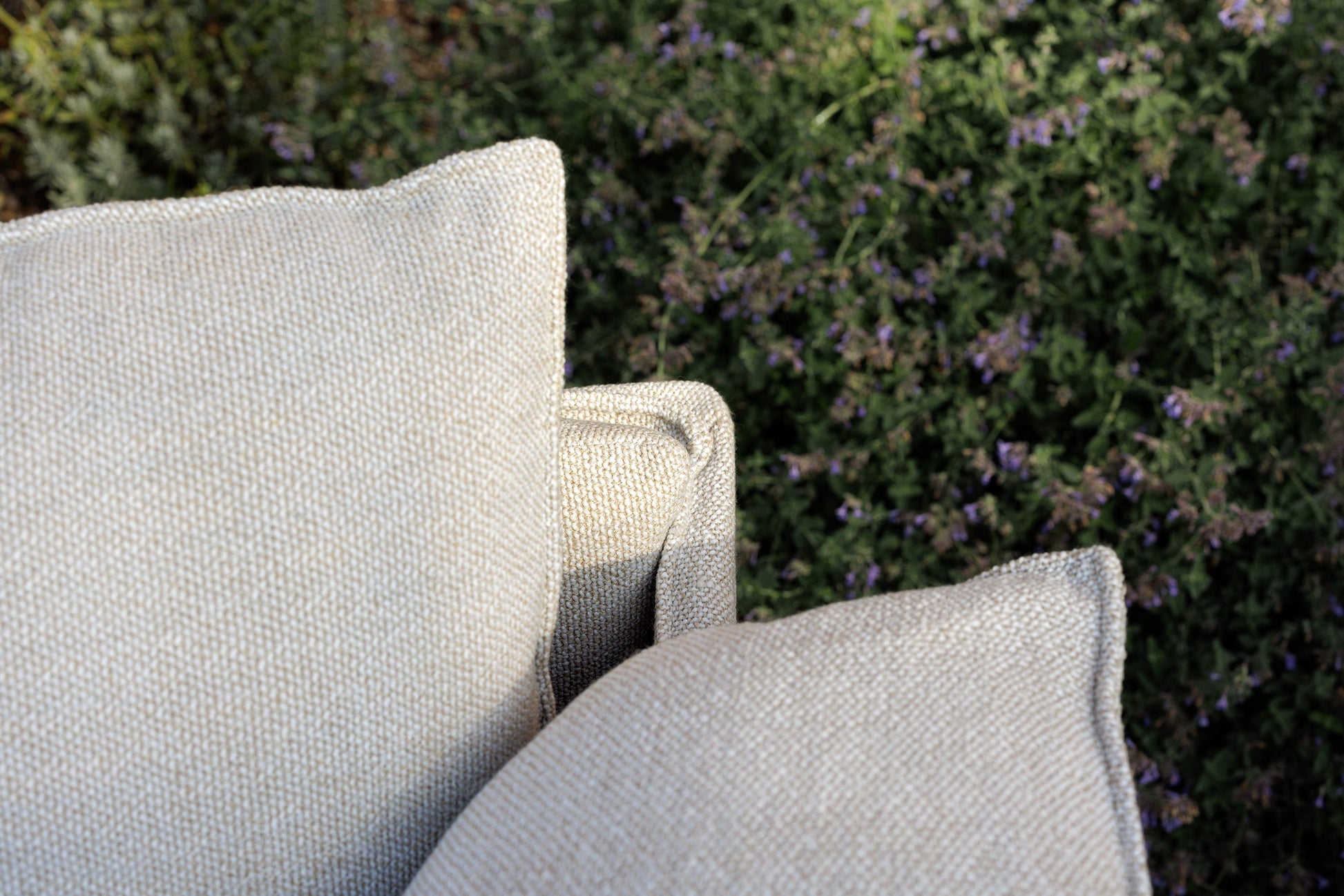 Lotus sofaserie – like fin ute som inne, en del av kategorien utendørs - At Home Interiør