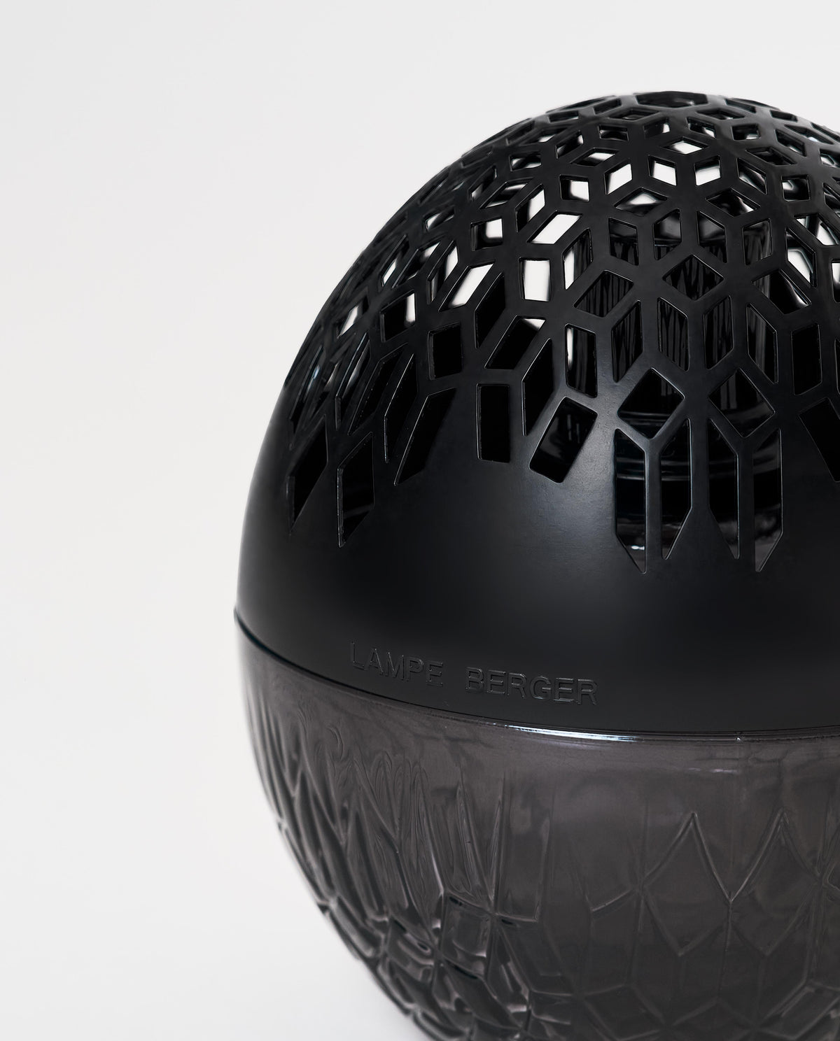 Sort Luka duftlampe i lakkert glass – @HOME Oslo