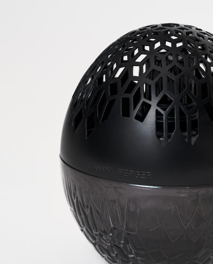 Sort Luka duftlampe i lakkert glass – @HOME Oslo