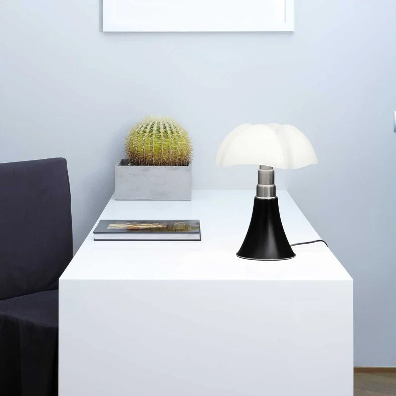 ikonisk bordlampe fra italienske martinelli luce, dette er mini pipistrello i sort