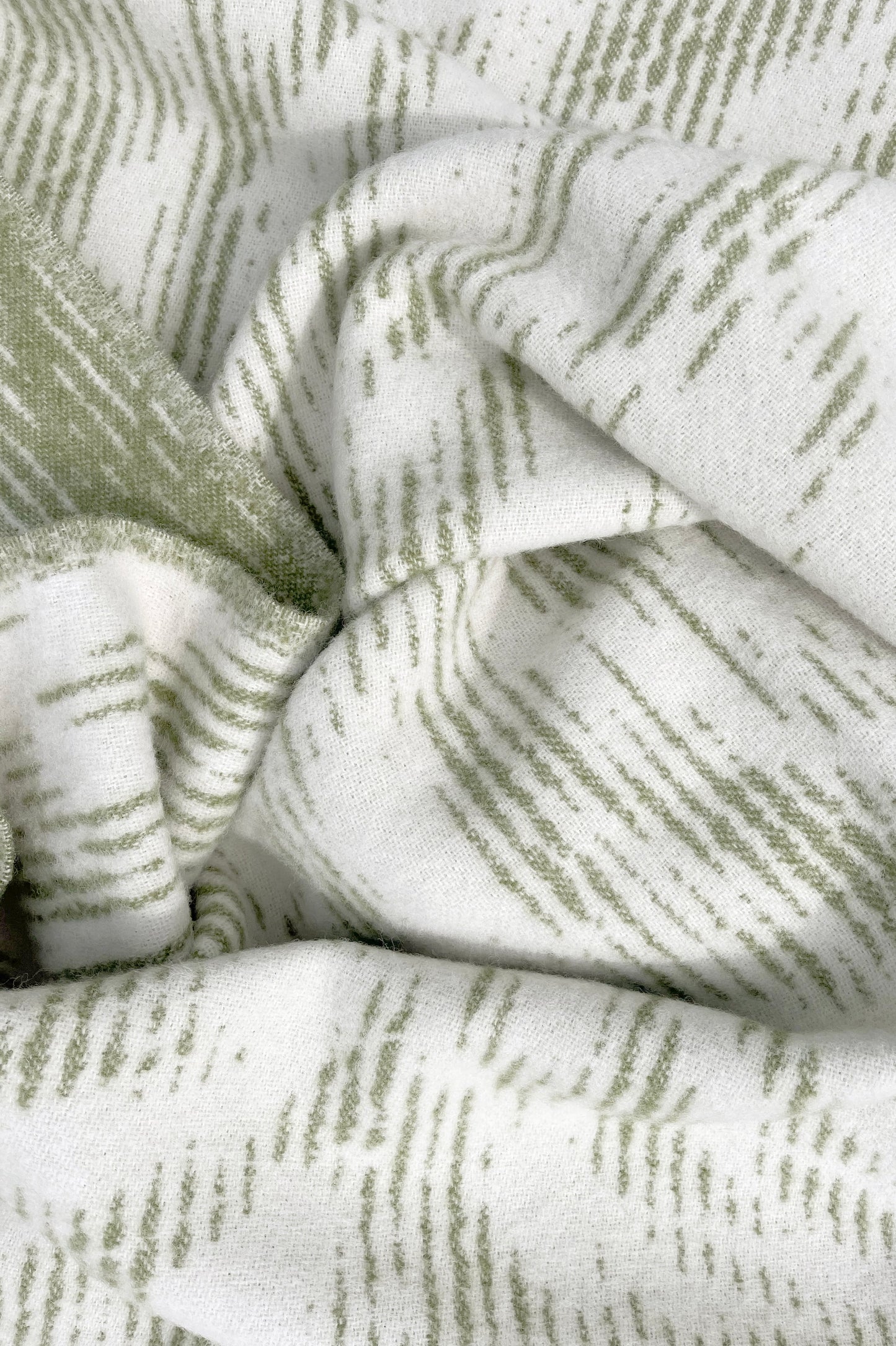 Moooi Blushing Sloth Olive cream Ullpledd, en del av kategorien Pledd - At Home Interiør