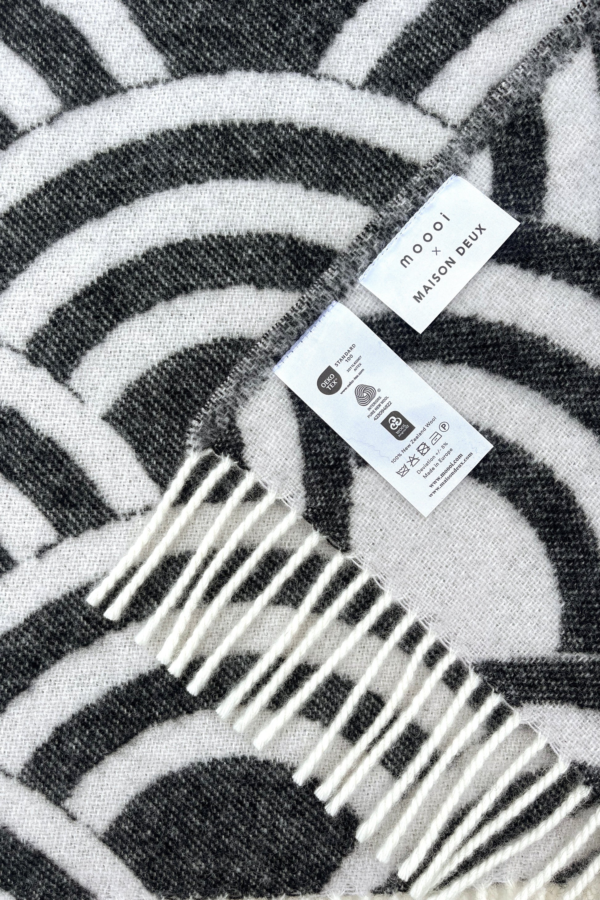 Moooi Lucky O's Blanket Black Ullpledd, en del av kategorien Pledd - At Home Interiør