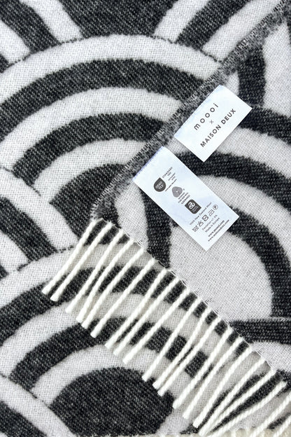 Moooi Lucky O's Blanket Black Ullpledd, en del av kategorien Pledd - At Home Interiør
