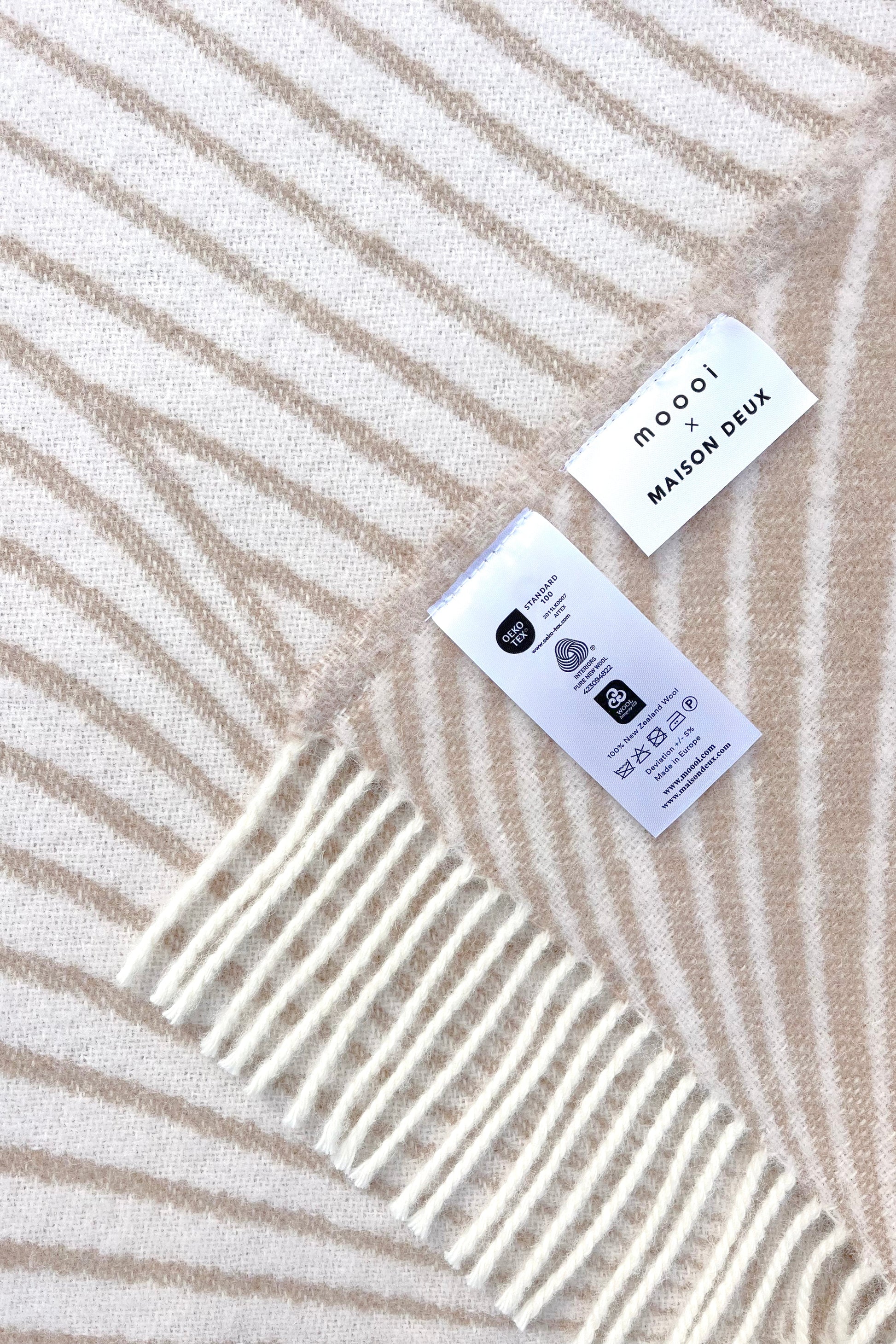 Moooi Techno Bee ullpledd Coffee Cream, en del av kategorien Pledd - At Home Interiør