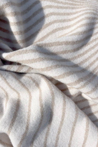 Moooi Techno Bee ullpledd Coffee Cream, en del av kategorien Pledd - At Home Interiør